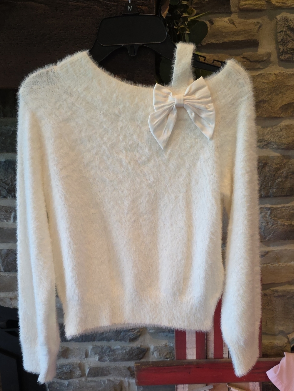 Abercrombie kids White Fuzzy Bow-Accent Sweater Size 9/10